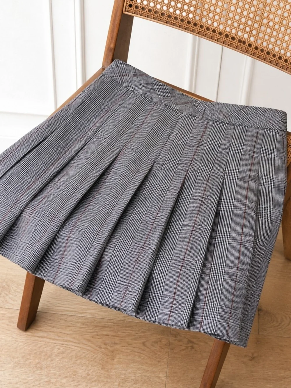 H&M Divided Plaid Pleated Skirt – Black White – Size 8 / EUR 40 - Picture 4 of 11